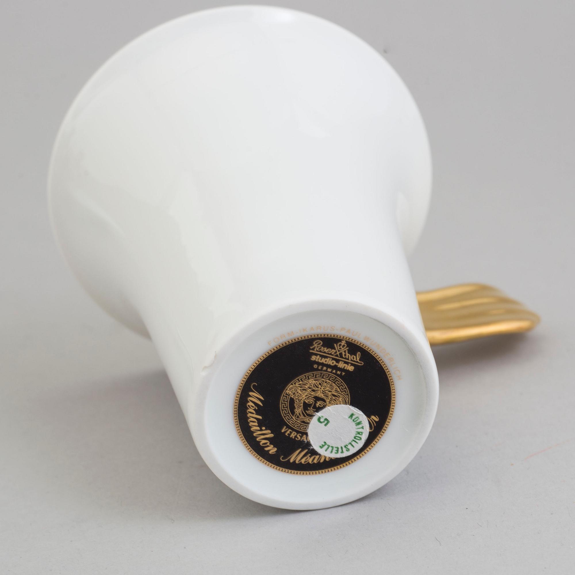 a set of 5 porcelain coffee cups, 'Médaillon Méandre d'Or', Ikarus, by Versace for Rosenthal.