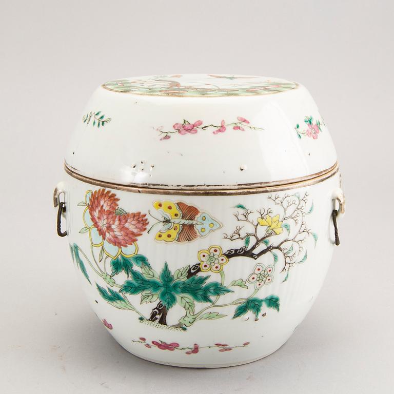 A Chinese 19th century porcelain bowl with lid.