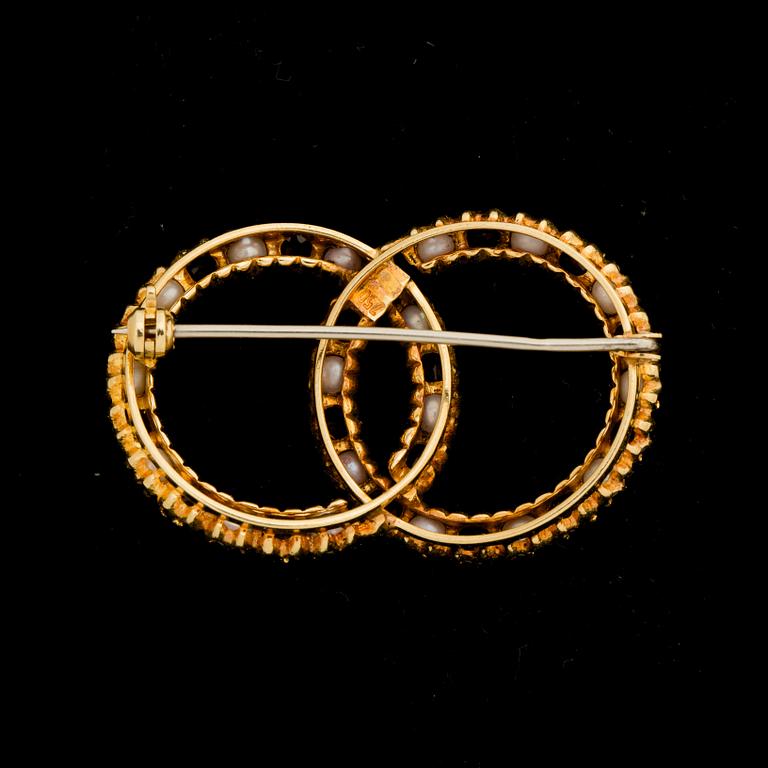 BROSCH, 18K guld med små granater och pärlor. Vikt ca 9 gram.