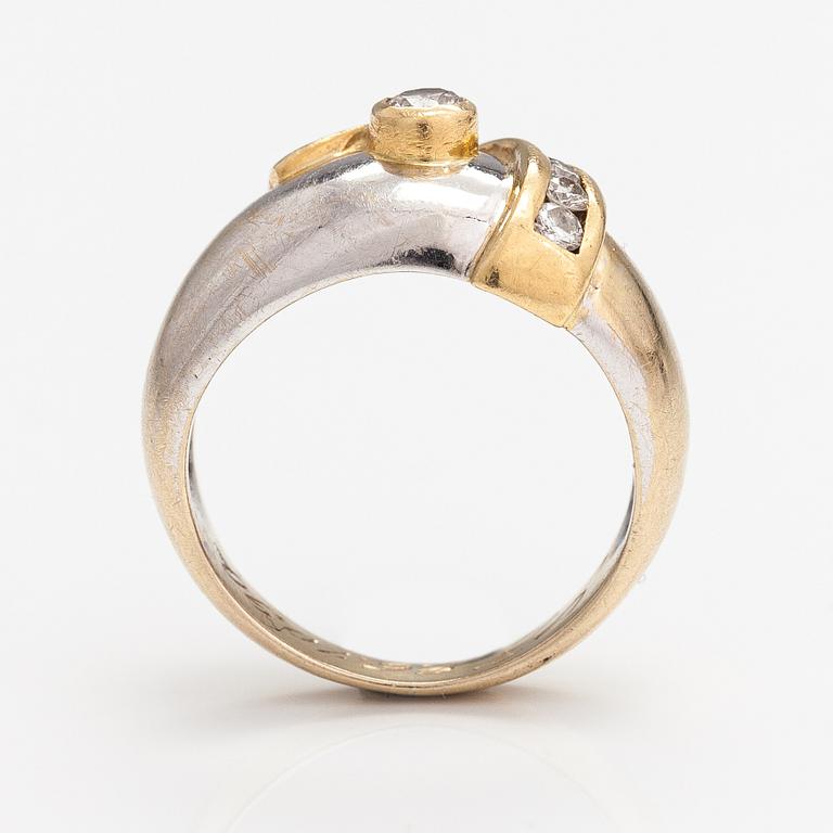 An 18K gold ring with diamonds ca. 0.21 ct in total.