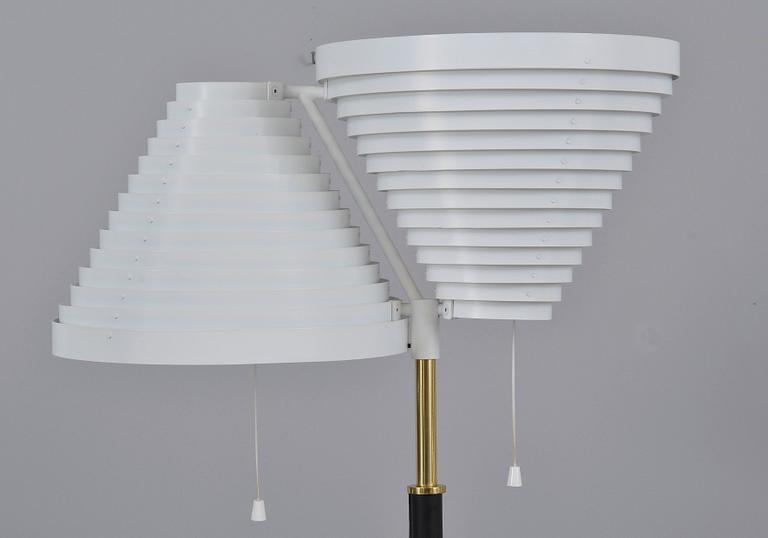 Alvar Aalto, GOLVLAMPA A 810.