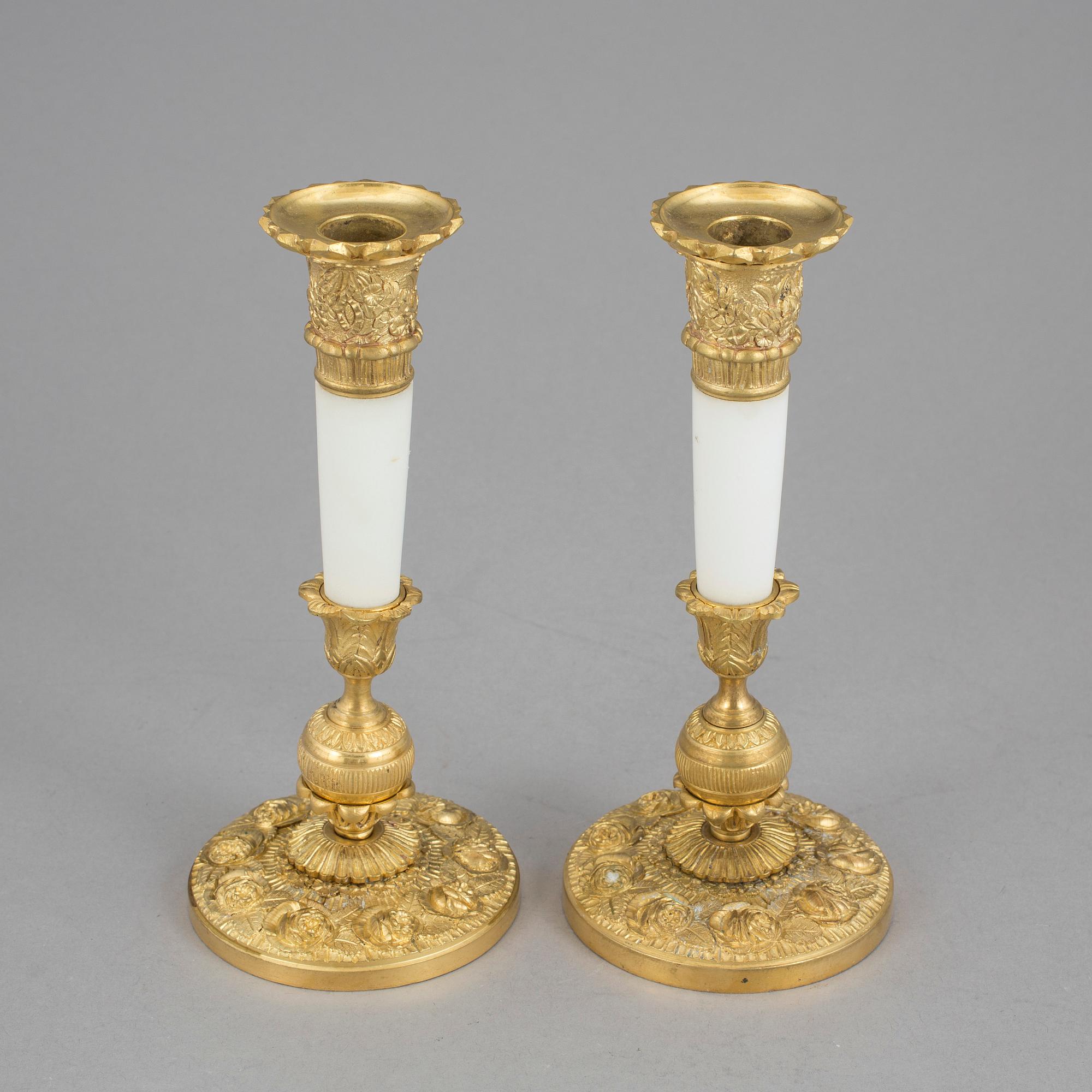 LJUSTAKAR ett par, förgylld mässing och vit marmor. Senempire, 1800-talets mitt.