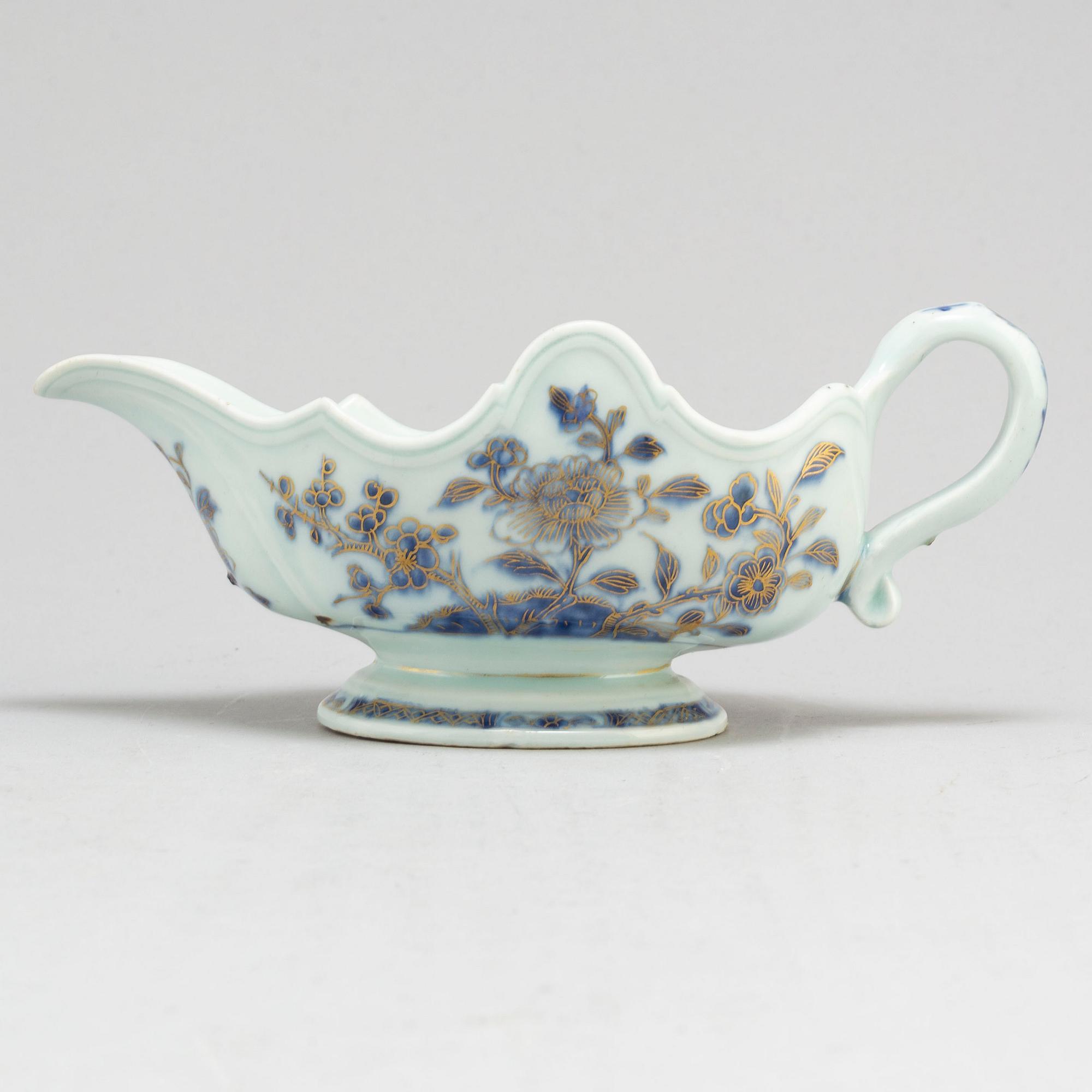 A blue and white export porcelain saucer, Qing dynasty, Qianlong (1736-95).