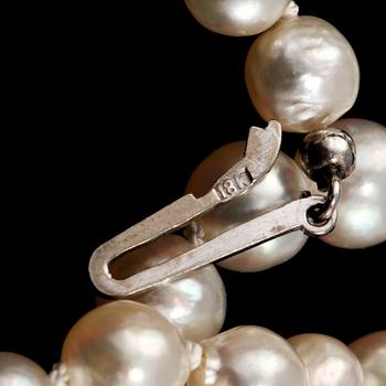 PÄRLCOLLIER, odlade pärlor med lås i 18k vitguld med 10 odlade pärlor och fasettslipad blå safir.