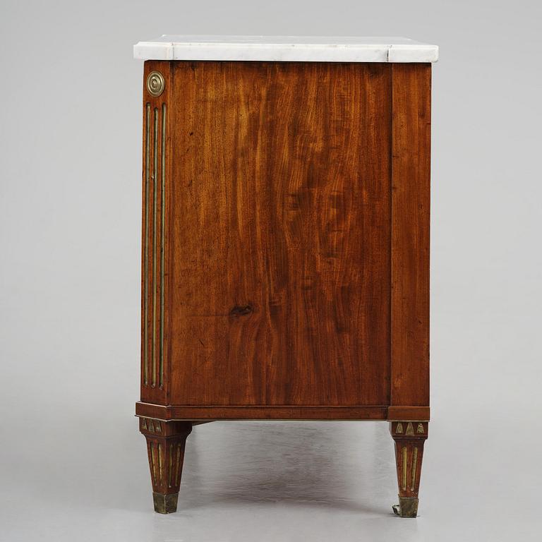 A late Gustavian mahogny commode by C D Fick (1776.1896).