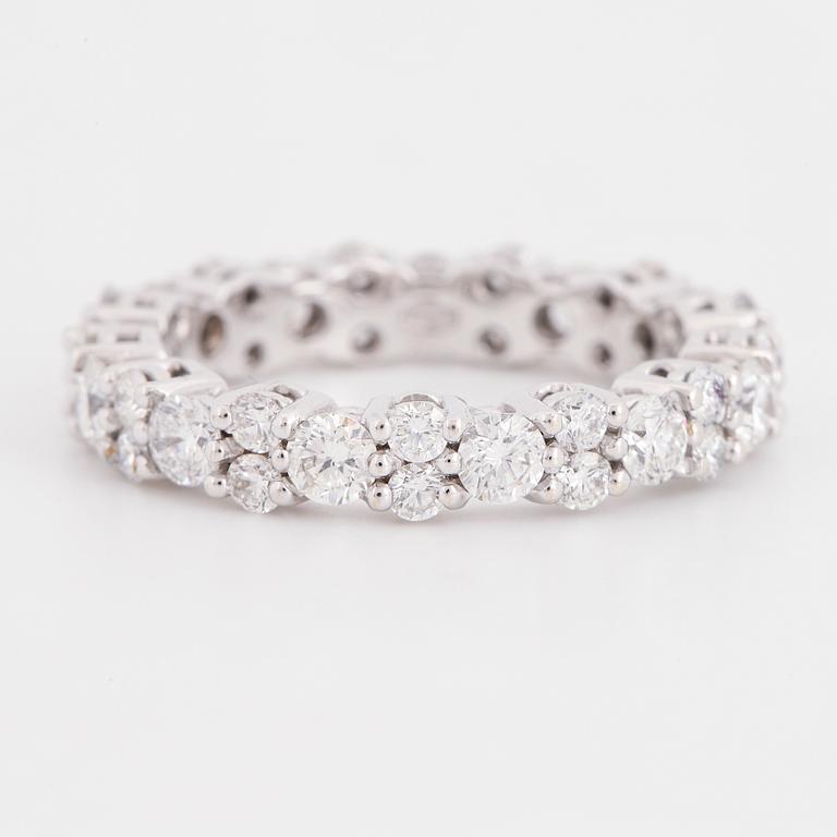 Brilliant-cut diamond ring.