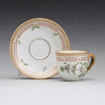 KAFFEKOPPAR med FAT, nio stycken, porslin. "Flora Danica", Royal Copenhagen, Danmark.