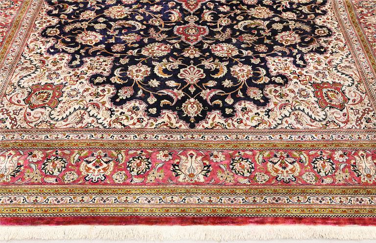 Matta, Ghom, silke, ca 340 x 239 cm.