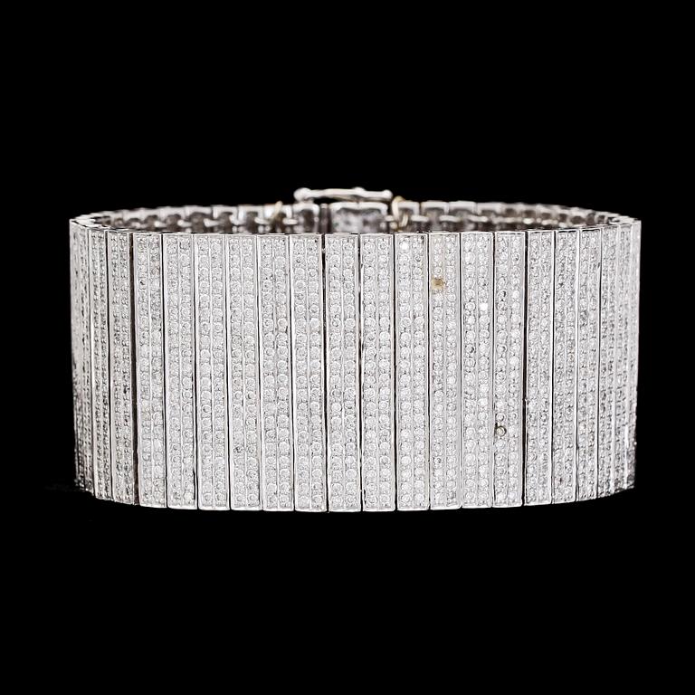 BRACELET, brilliant cut diamonds, tot. app. 12 cts. Weight 94,5 g.
