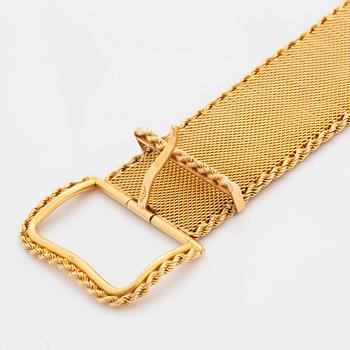 An 18K gold buckle bracelet.