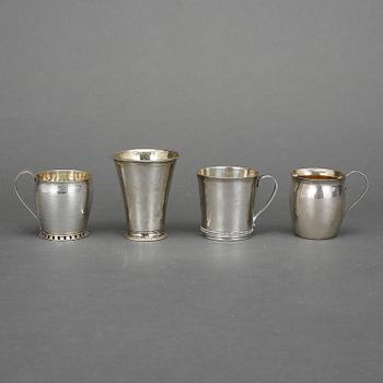 BÄGARE samt 3 st SUPKOPPAR, silver, Tot vikt 111 gram. Bägare stämplad Lars Castman, Vimmerby ca 1750.