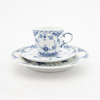 Service 26 pcs "Musselmalet" hel and halv blonde Royal Copenhagen Denmark porcelain.
