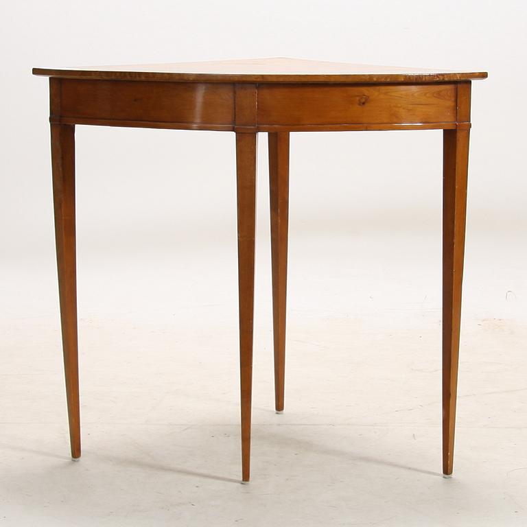 HÖRNBORD, sengustavianskt, 1800-talets början.