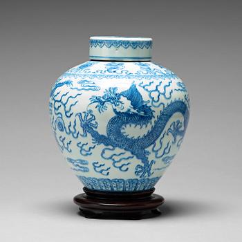 946. A Chinese blue and white five-clawed dragon jar with cover, Republic period, 20th Century.