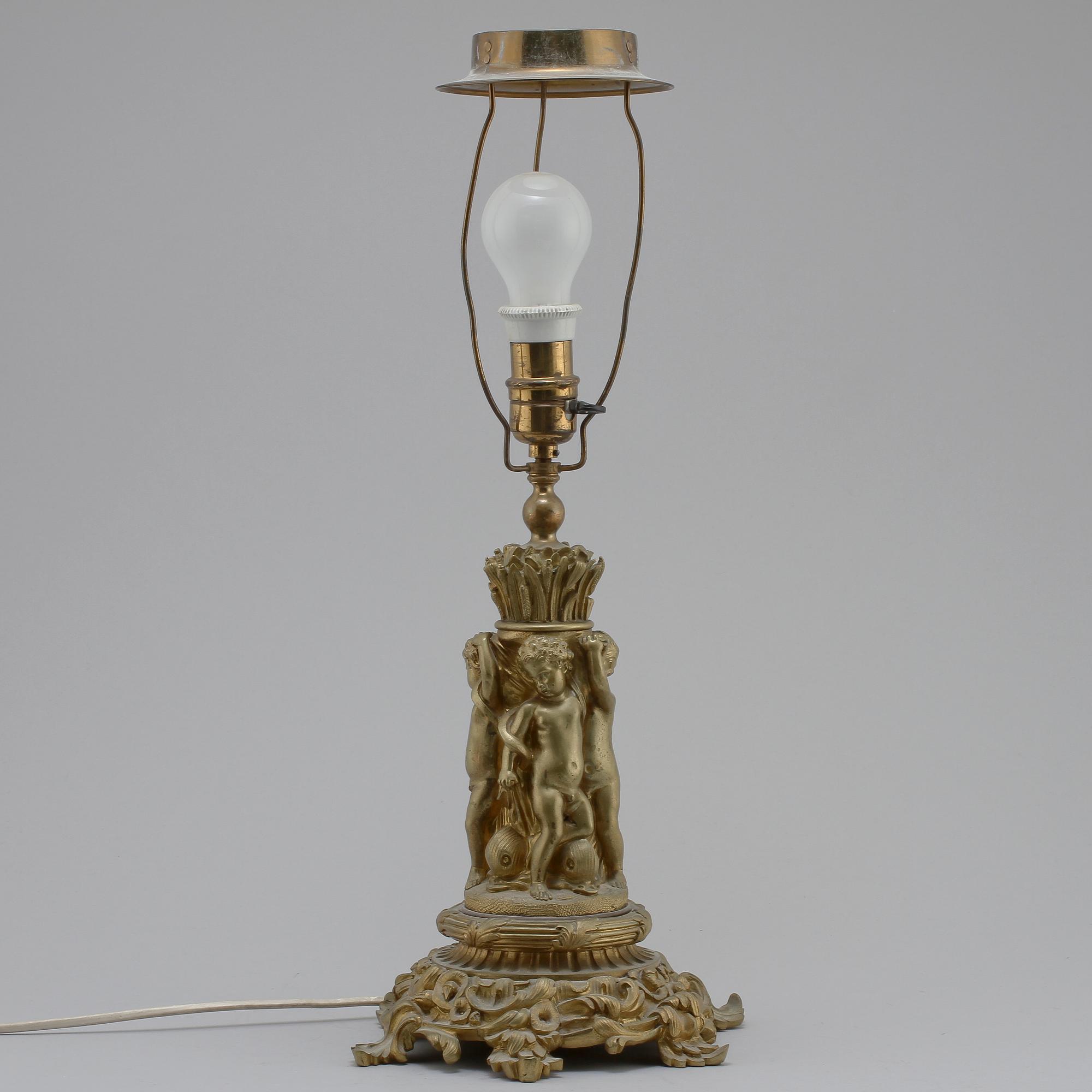 BORDSLAMPA, bronserad metall, rokokostil, 1900-talets första hälft.