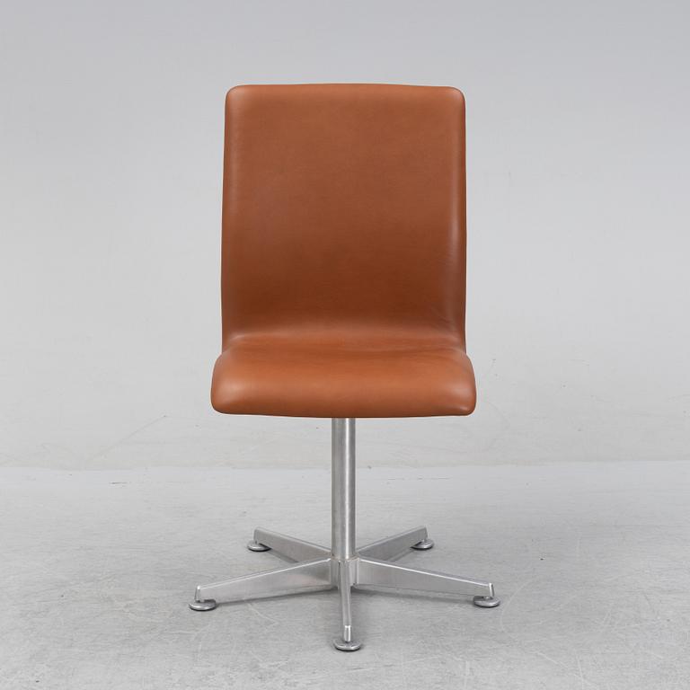 Arne Jacobsen, skrivbordsstol, "Oxford", Fritz Hansen, Danmark, daterad 2003.
