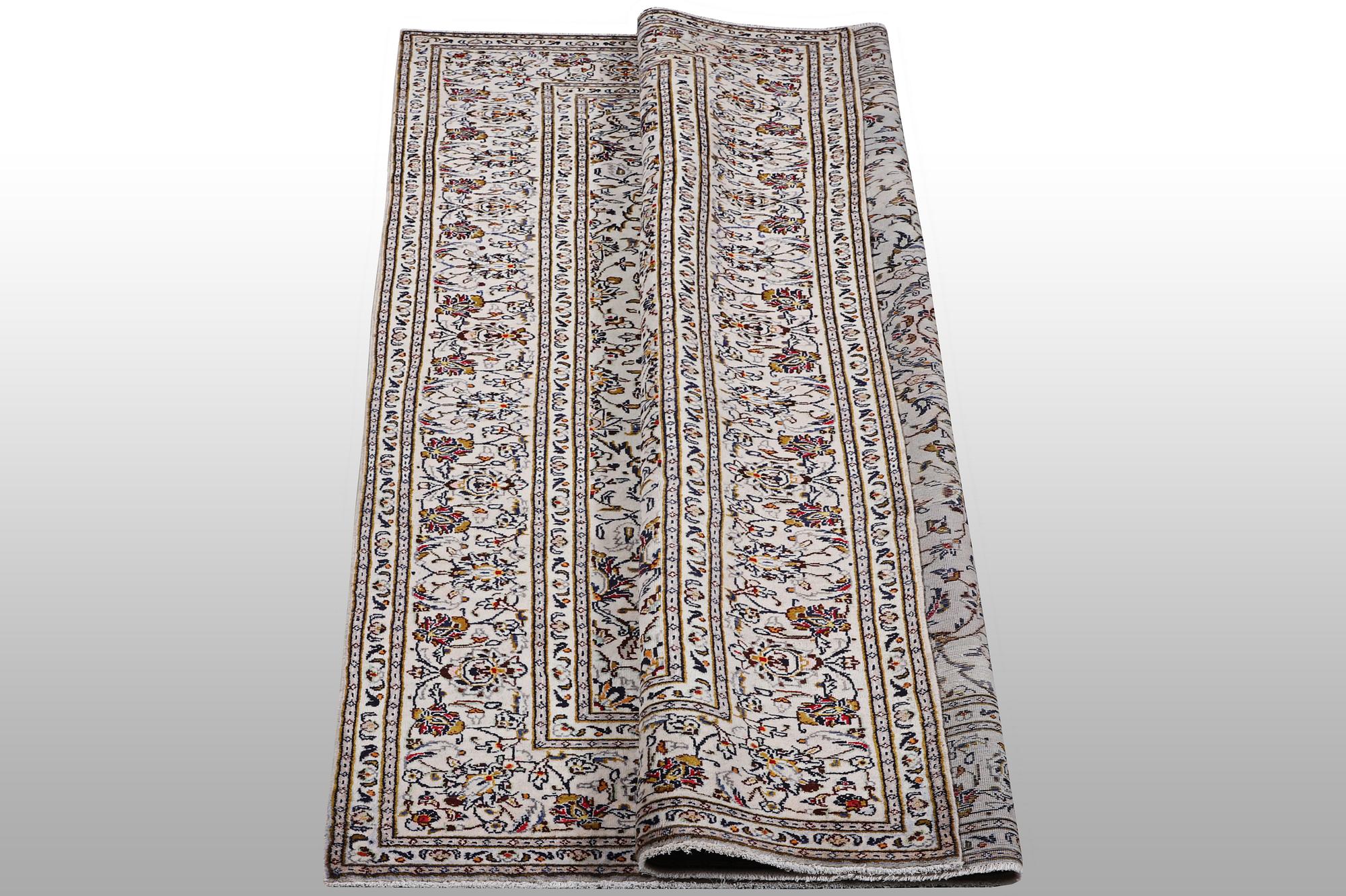 A carpet, Kashan, ca 295 x 194 cm.