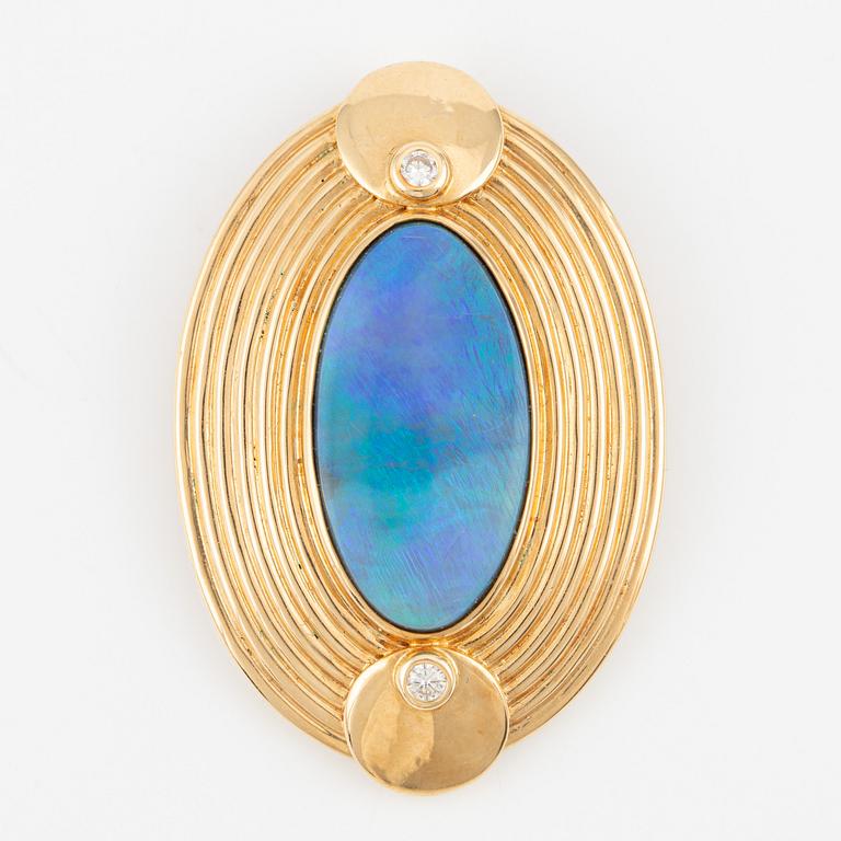 Hänge, 18K guld med svart opal med små briljantslipade diamanter.