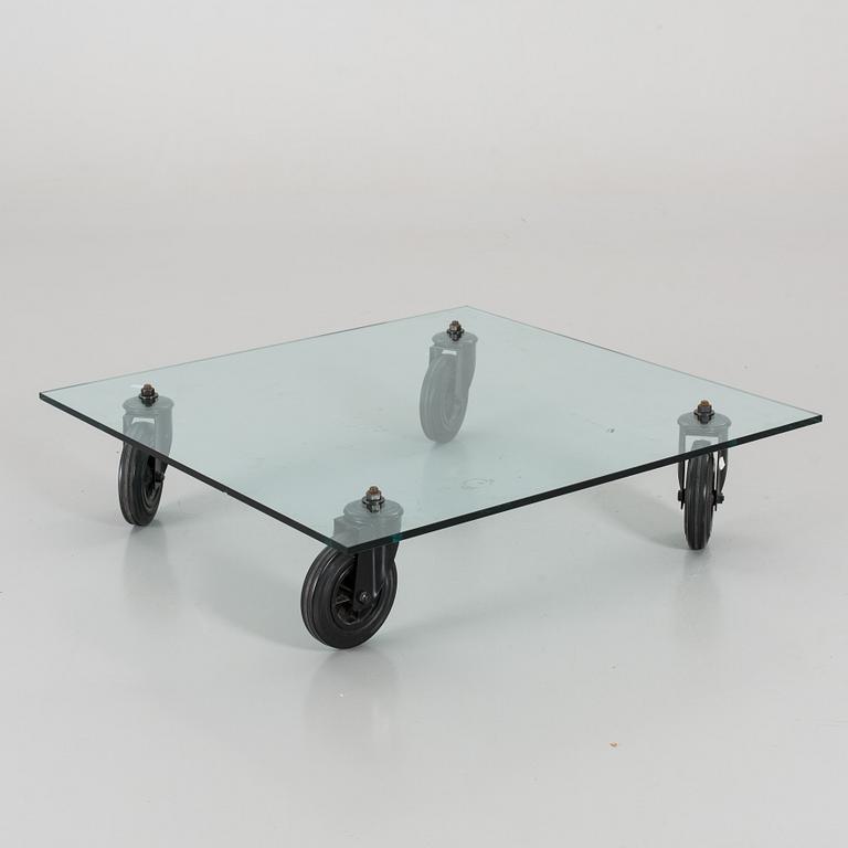 A "TAVOLO CON RUOTE" COFFEE TABLE DEIGNED BY GAE AULENTI FOR FONTANA ARTE.