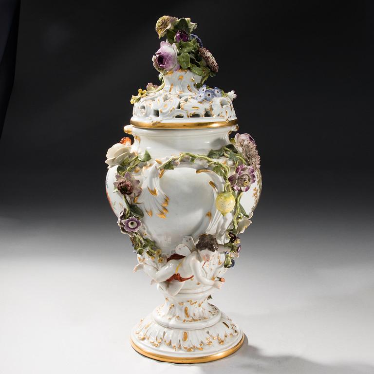 A MEISSEN PORCELAIN URN.