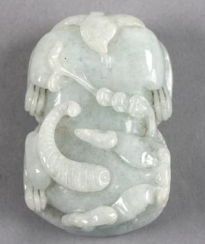 SPÄNNEN OCH NETSUKES, 4 st, jade, orientaliska. 1900-tal.