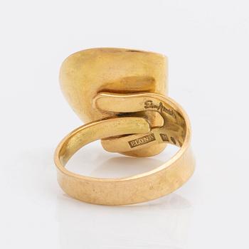 ELON ARENHILL ring 18K guld med 1 odlad pärla ca 9 mm Malmö 1982, total vikt 10,7 g.