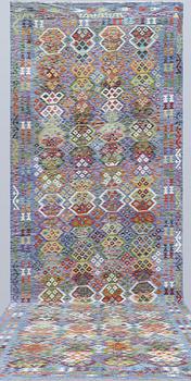 A Kilim runner, approx. 591 x 203 cm.