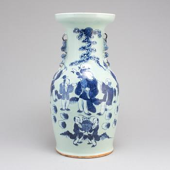 A blue and white vase, Qing dynsty, circa 1900.