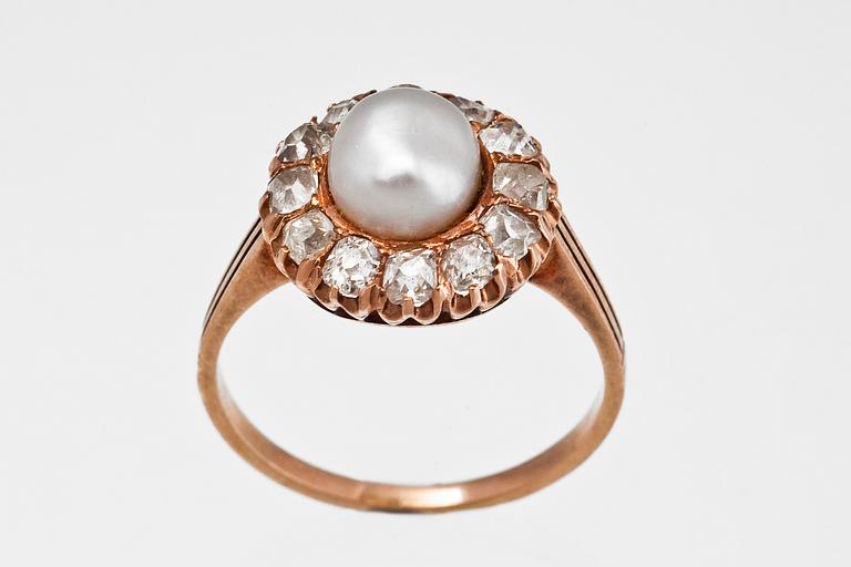 PEARL RING WITH DIAMONDS.