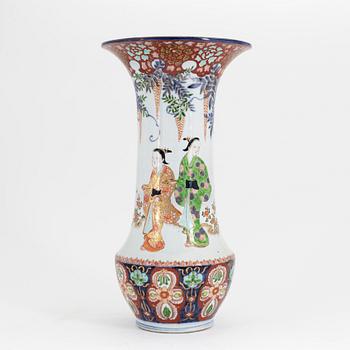 A Japanese porcelain vase, Meiji period (1868-1912).