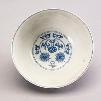 A blue and white lotus bowl, Qing dynasty, Kangxi (1662-1722).