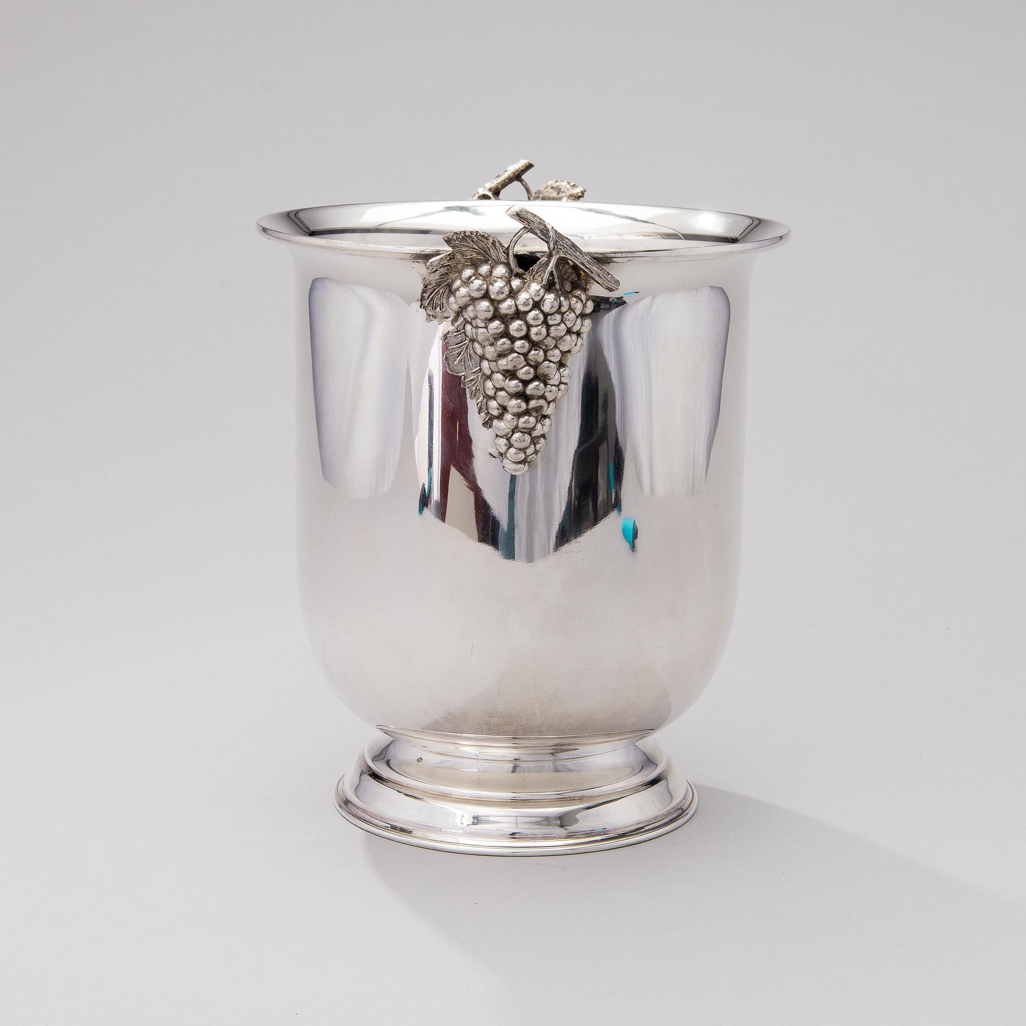 A CHAMPAGNE COOLER Lambidis original silverware metal. Bukowskis