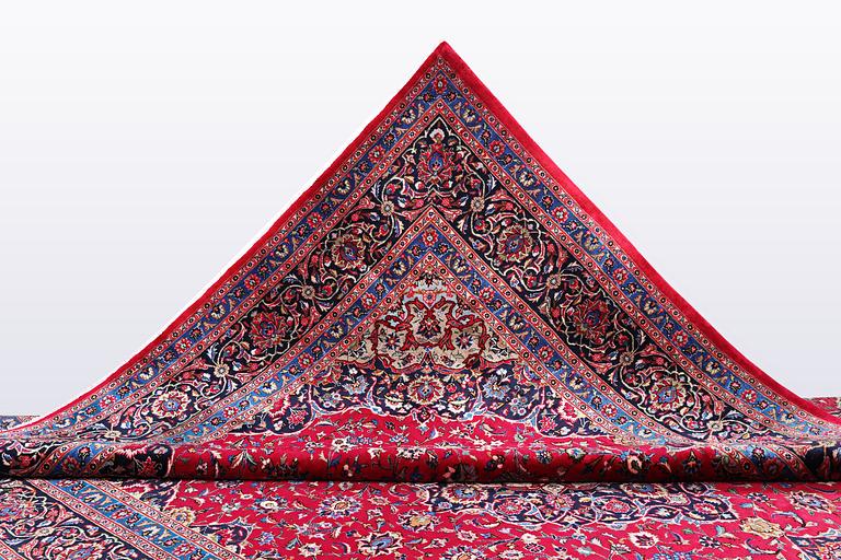 A carpet, Kashan, ca 395 x 295 cm.