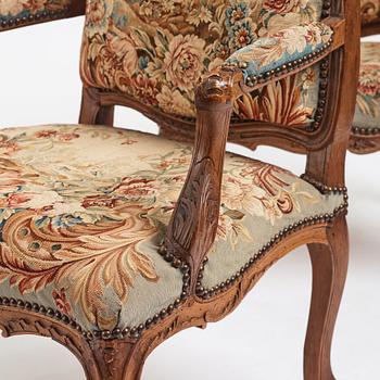 Karmstolar, sex stycken, Frankrike 1700-talets mitt, Louis XV. (Soffa 1800-tal medföljer).