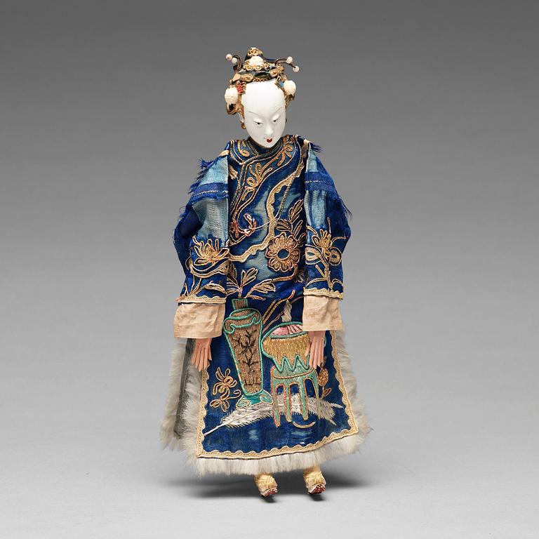 An elegant Chinese doll, clad in silk robes, Qing dynasty, 19th Century.