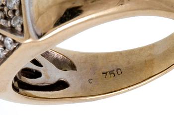 Ring 18K vitguld med 1 princesslipad diamant och briljanter ca 0,40 ct totalt, bredaste del ca 10 mm.