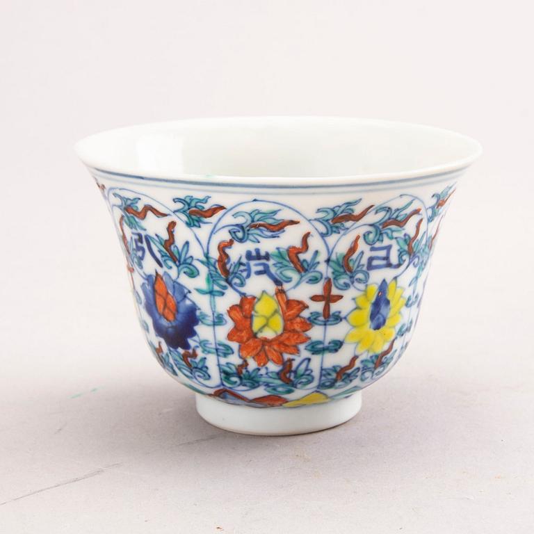 A Chinese Yongzheng porcelain cup.