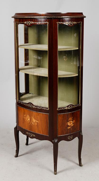 VITRINSKÅP, 1900-talets mitt.