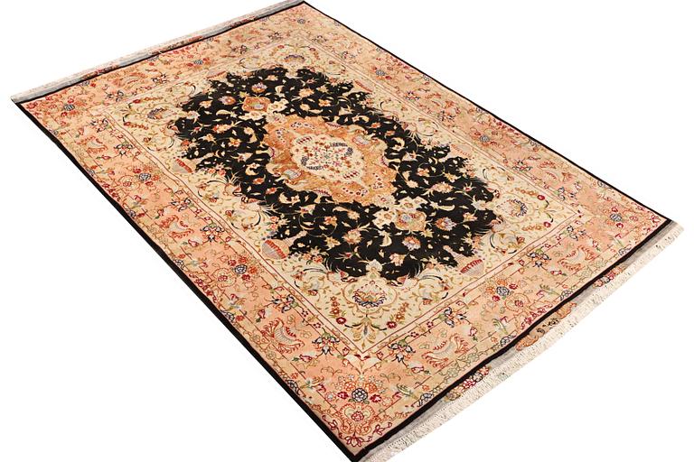 A Tabriz rug, a. 210 x 147 cm.