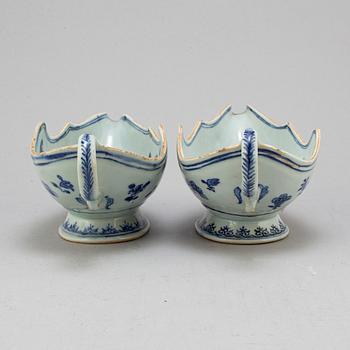 A pair of blue and white export porcelain sauce boats, Qing dynasty, Qianlong (1736-95).
