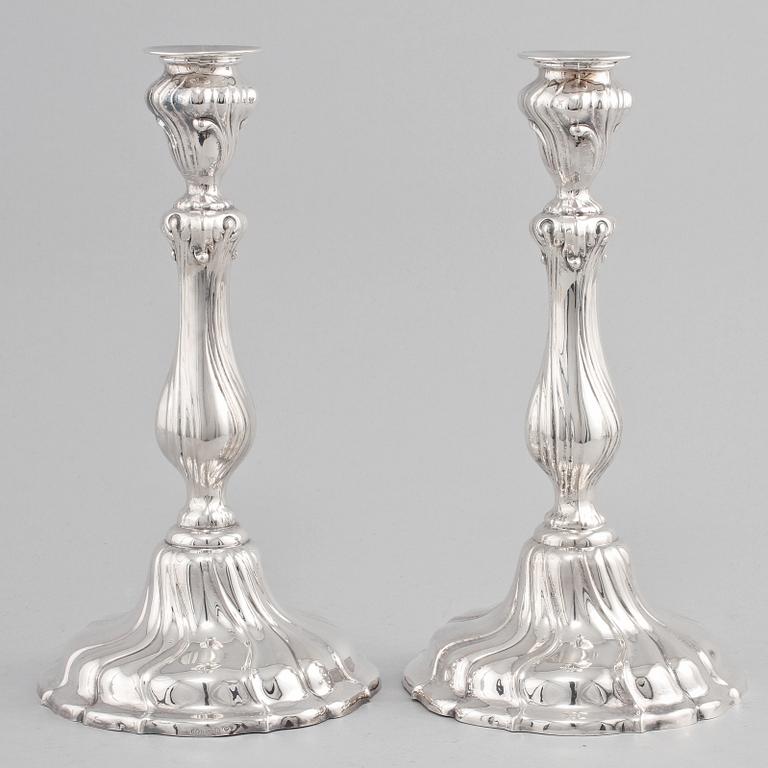 LJUSSTAKAR, ett par, silver, rokokostil, Tyskland, omkring 1900-talets mitt.