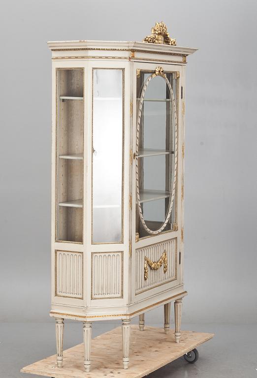 VITRINSKÅP, sengustaviansk stil, 1900-första hälft.