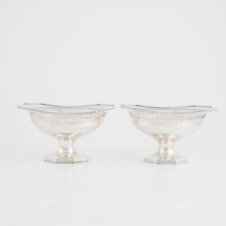 A pair of English silver bowls, mark of Elkington & Co Ltd, Birmingham, England 1912.