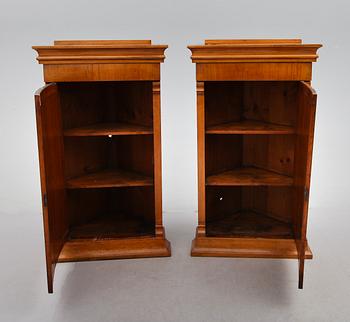 HÖRNSKÅP, 1 par, Karl Johan, 1800-talets mitt.