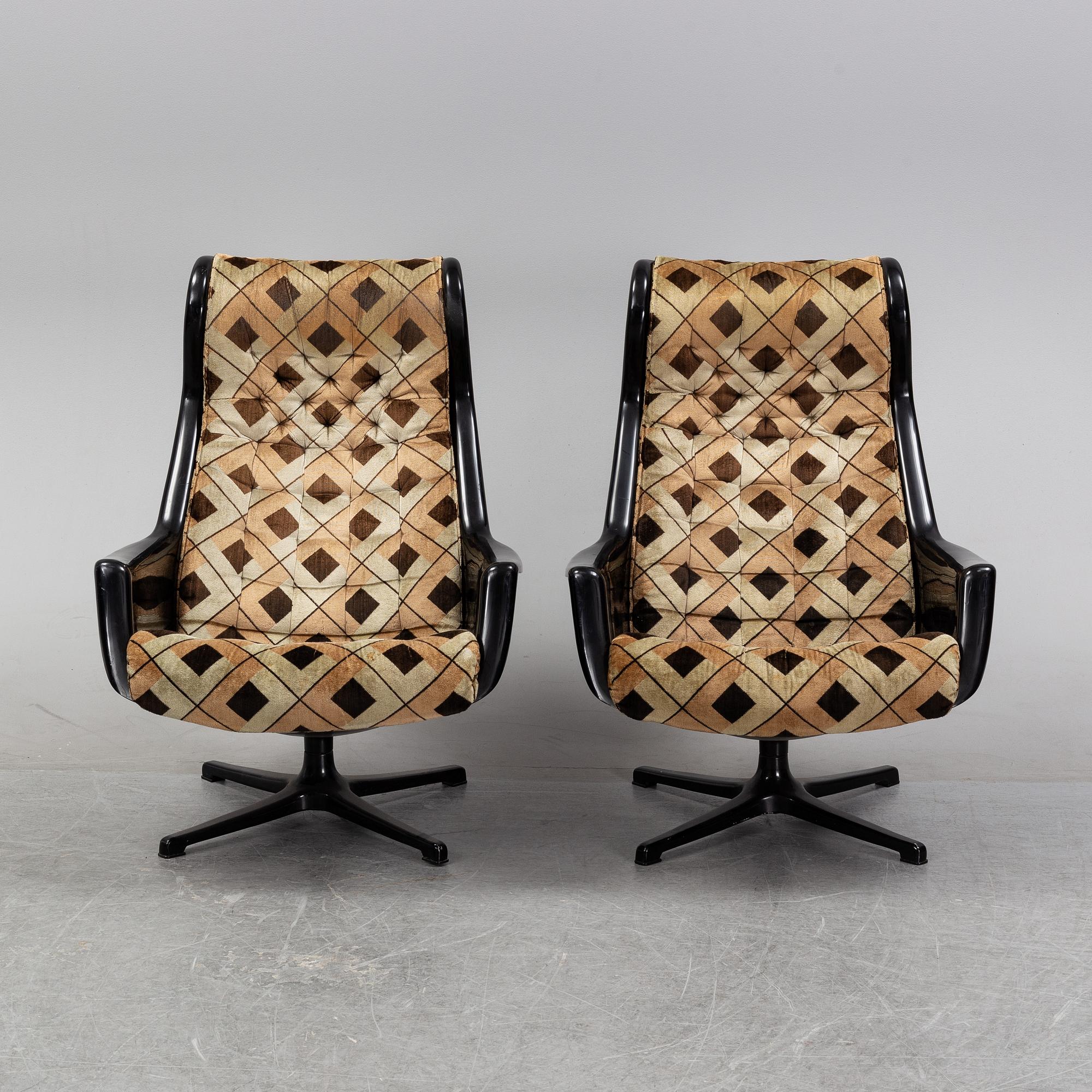 Alf Svensson & Yngvar Sandström, a pair of 'Form 8'/'Galaxy' easy chairs, Dux, 1970's.