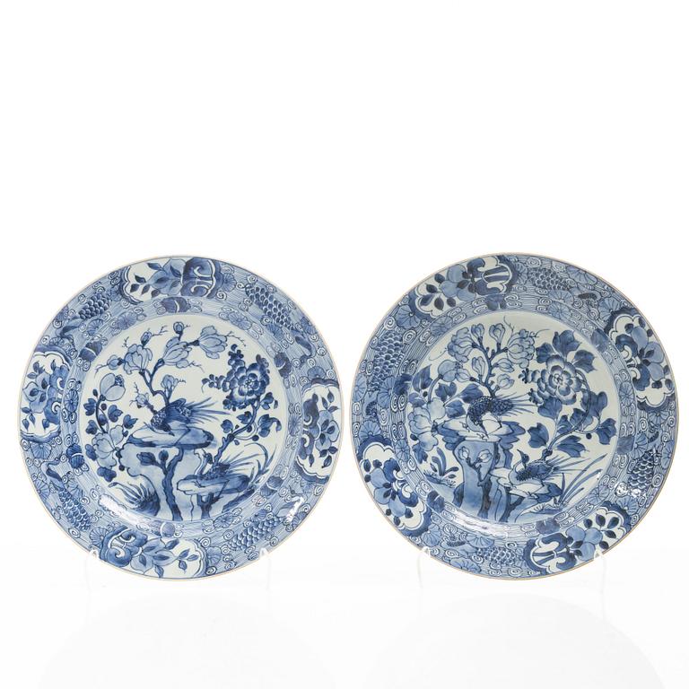 A pair of Chinese blue and white dishes, Qing dynasty, 18th century.