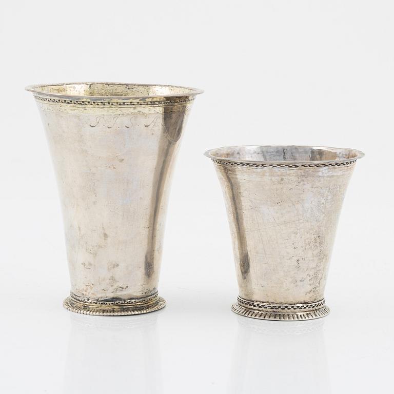 Bägare, 2 st, silver, Berndt Halck, Halmstad 1768 och Matthias Grahl, Göteborg 1762.
