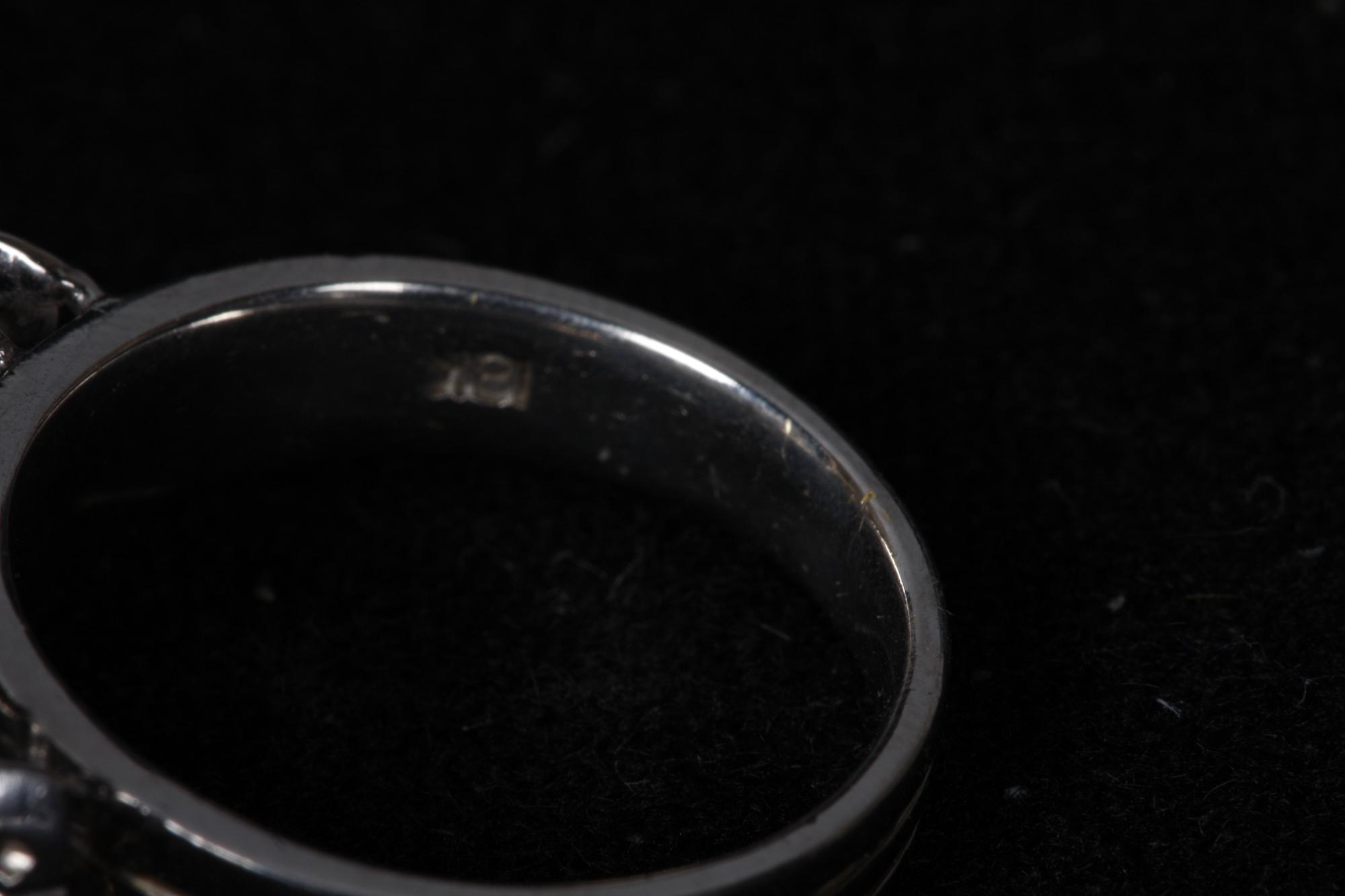 RING, 18k vitguld, diamanter och safir. 0.33 ct resp 1 ct. Tot ca 7 g.