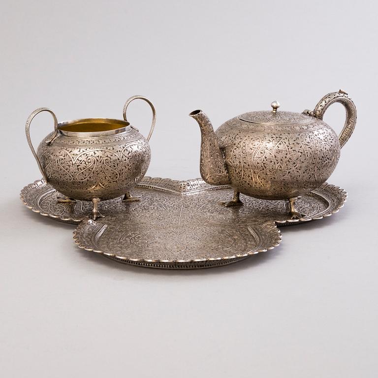 BRICKA med TEKANNA och SOCKERSKÅL, silver, finska kontrollstämplar Harry Bergman, Helsingfors 1964.