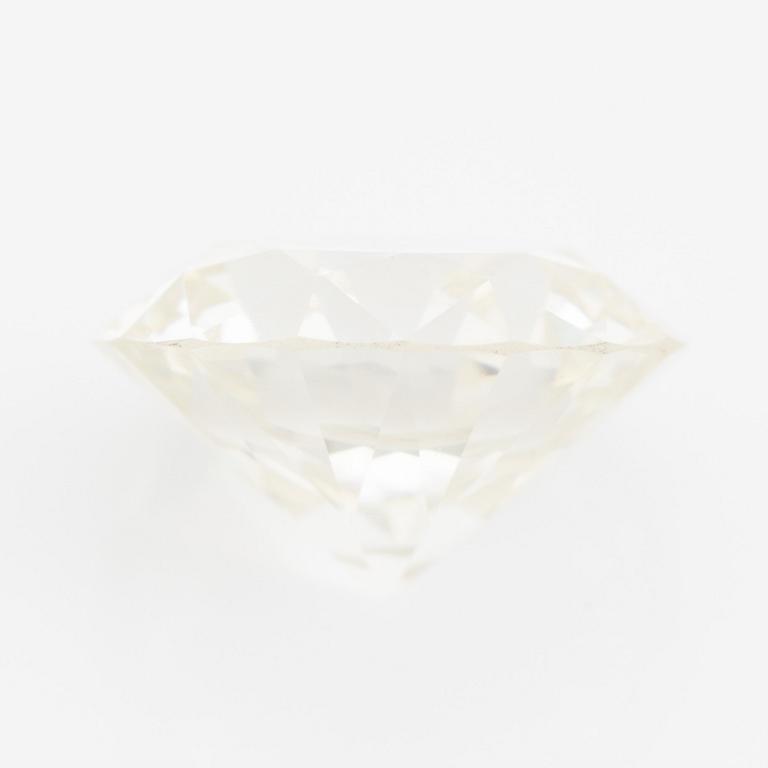 A round brilliant-cut diamond.
